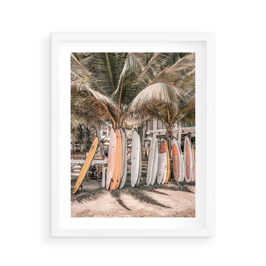 Plakat w ramie 40x50 - Surfingowy Raj - deski surfingowe, na plaży - rama biała