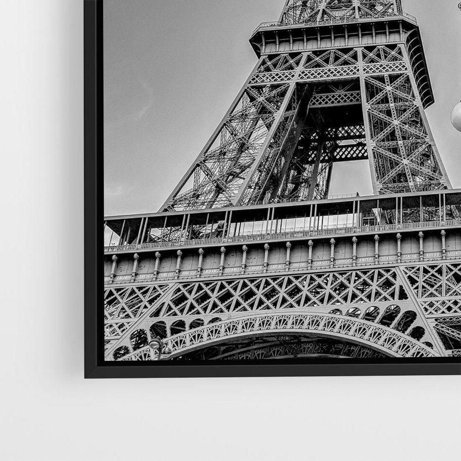 Obraz w ramie 50x50 - Zabawa w Paryżu - czarno białe zdjecie, wieża eiffla - rama czarna