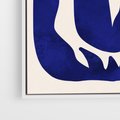 Obraz w ramie 50x70 - Bezgraniczne Echa Serca - abstrakcyjny obraz plakat, dziwne niebieskie kształty przypominają kwiat - rama biała