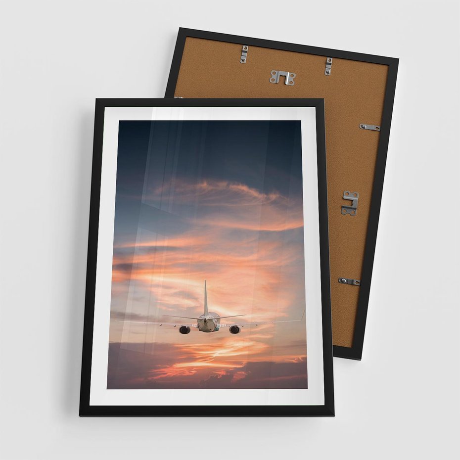 Plakat w ramie 50x70 - Podróż w Kierunku Słońca - samolot, samolot w powietrzu - rama czarna
