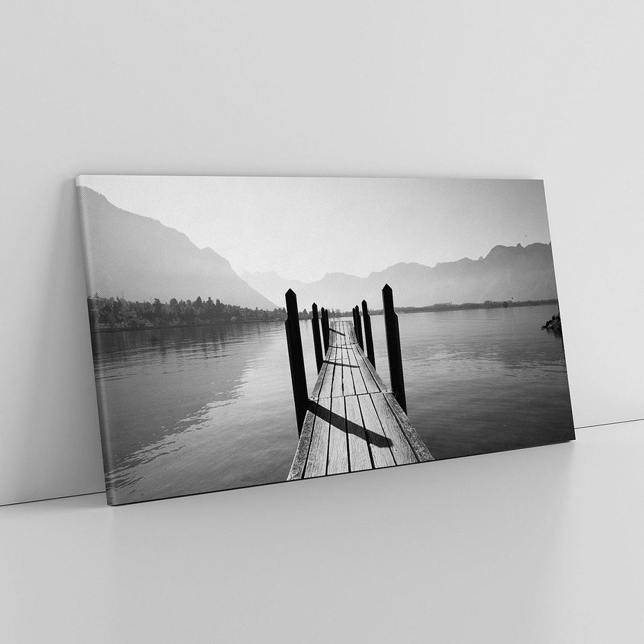 Obraz na płótnie 120x60 - Spokojna Przystań - czarno biała fotografia, drewniany pomost na jeziorze