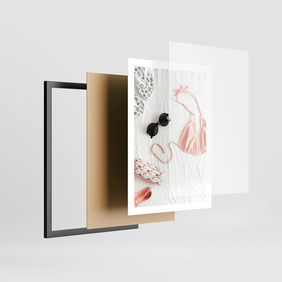 Plakat w ramie 50x70 - Letnia Elegancja na Plaży - kompozycja, elementy stroju na plażę - rama czarna