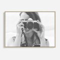 Obraz w ramie 120x80 - Zrób mi Zdjęcie - fotografia, kobieta z aparatem - rama drewno