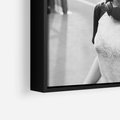 Obraz w ramie 50x50 - Letnia Młodość - nowoczesna fotografia, czarno biała - rama czarna