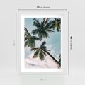 Plakat w ramie 30x40 - Wzrok ku Niebu - palmy na tle nieba, ujęcie z dołu - rama biała