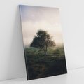 Obraz na płótnie 80x120 - Zamglona Prostota - artystyczna fotografia, samotne drzewo na zamglonej łące