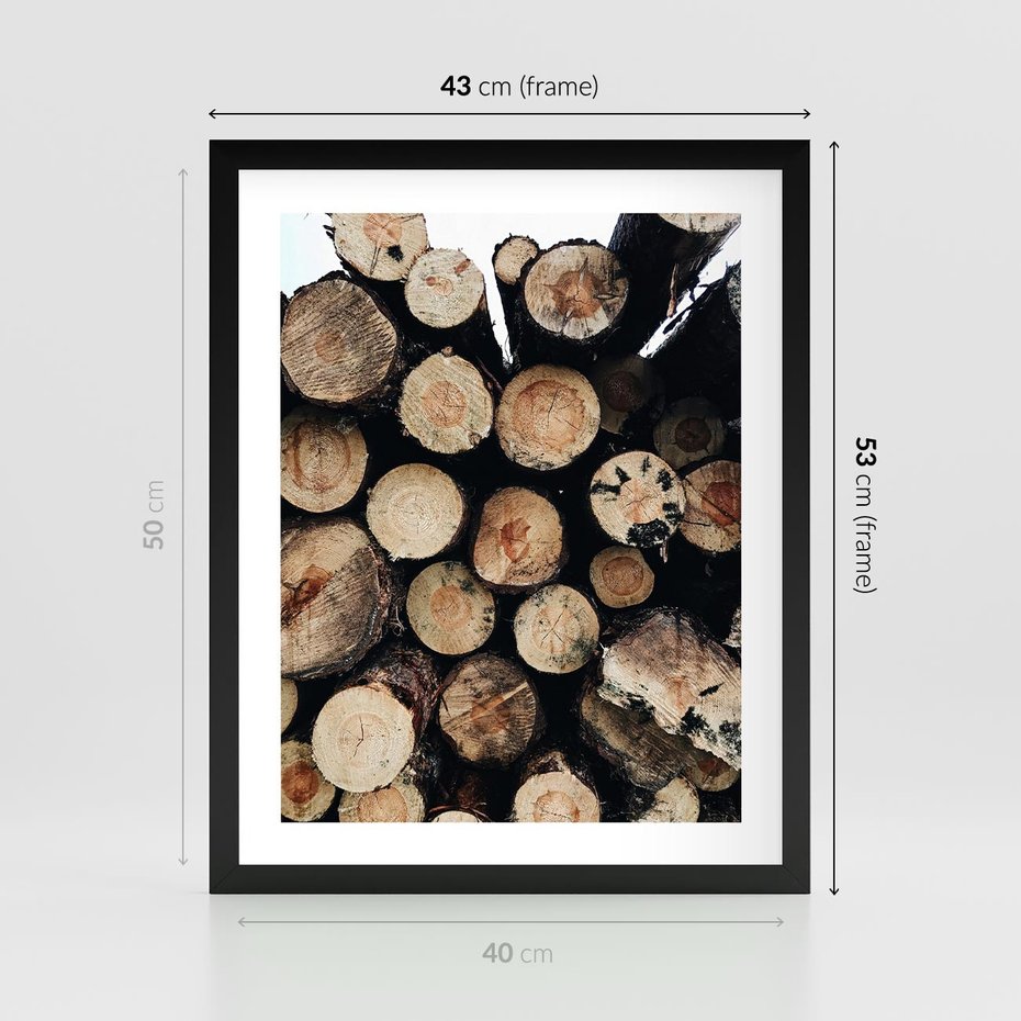 Plakat w ramie 40x50 - Siła Drewna - ścięte drewno, belki drewna ułożone jedna na drugiej - rama czarna