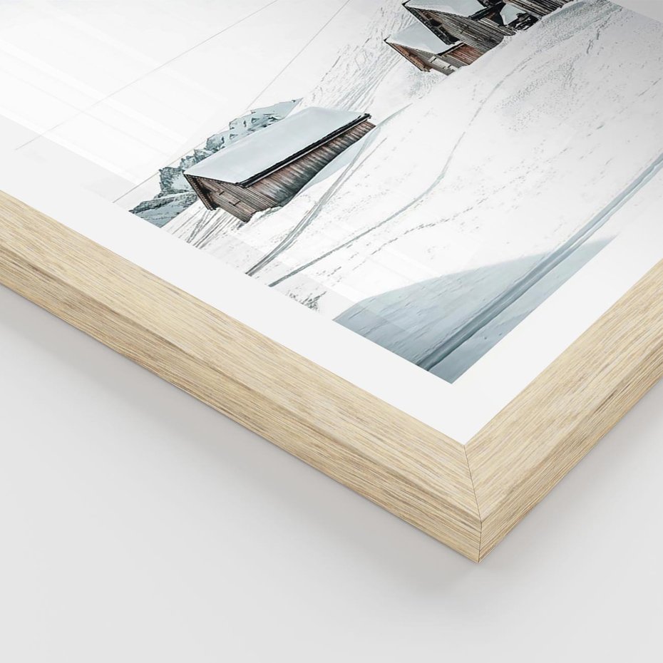 Plakat w ramie 40x50 - Zima w Domkach: Urok Śnieżnej Scenerii - domki w śnieżnym krajobrazie - rama drewno