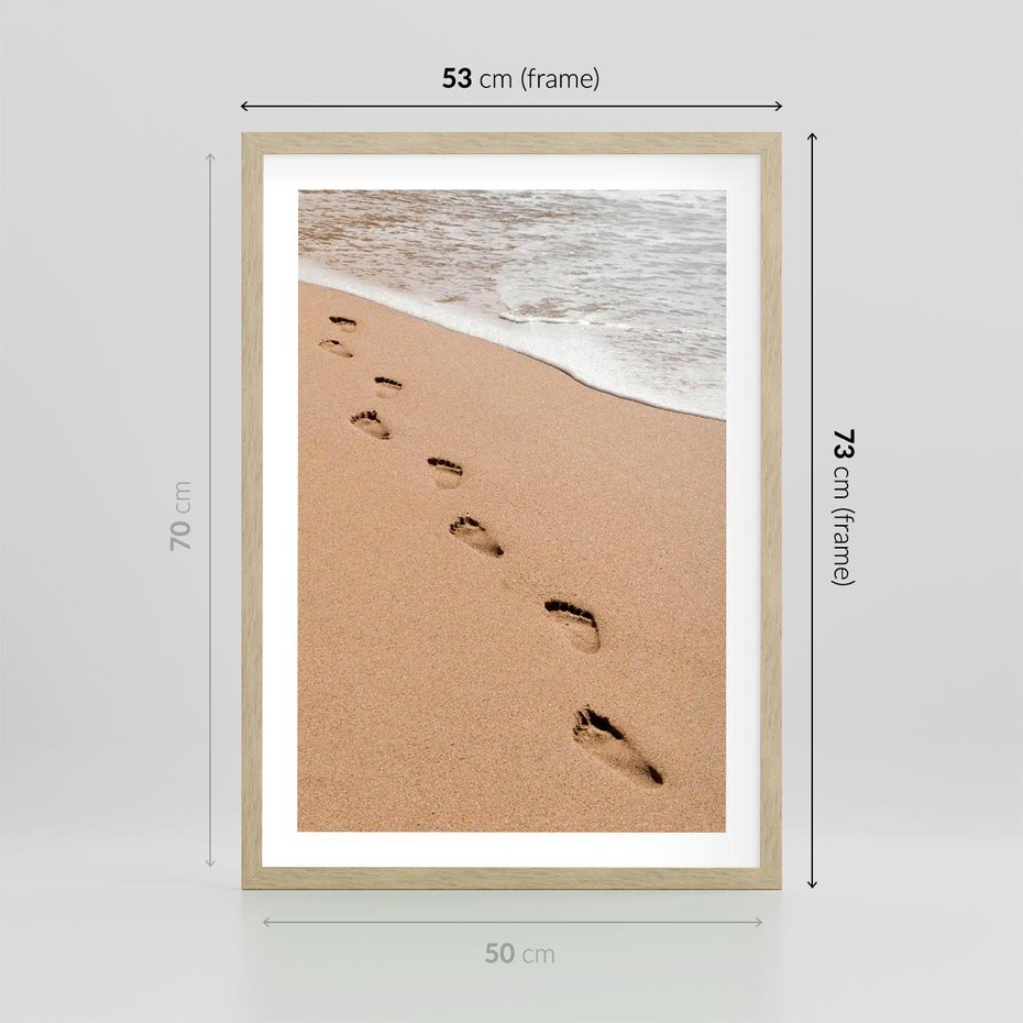 Plakat w ramie 50x70 - Ślady Stóp na Plaży: Spacer nad Morzem - plaża, ślady stóp na piasku - rama drewno