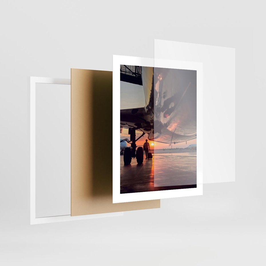 Plakat w ramie 40x50 - Podróż ku Zachodzącemu Słońcu - samolot, scena na lotnisku - rama biała