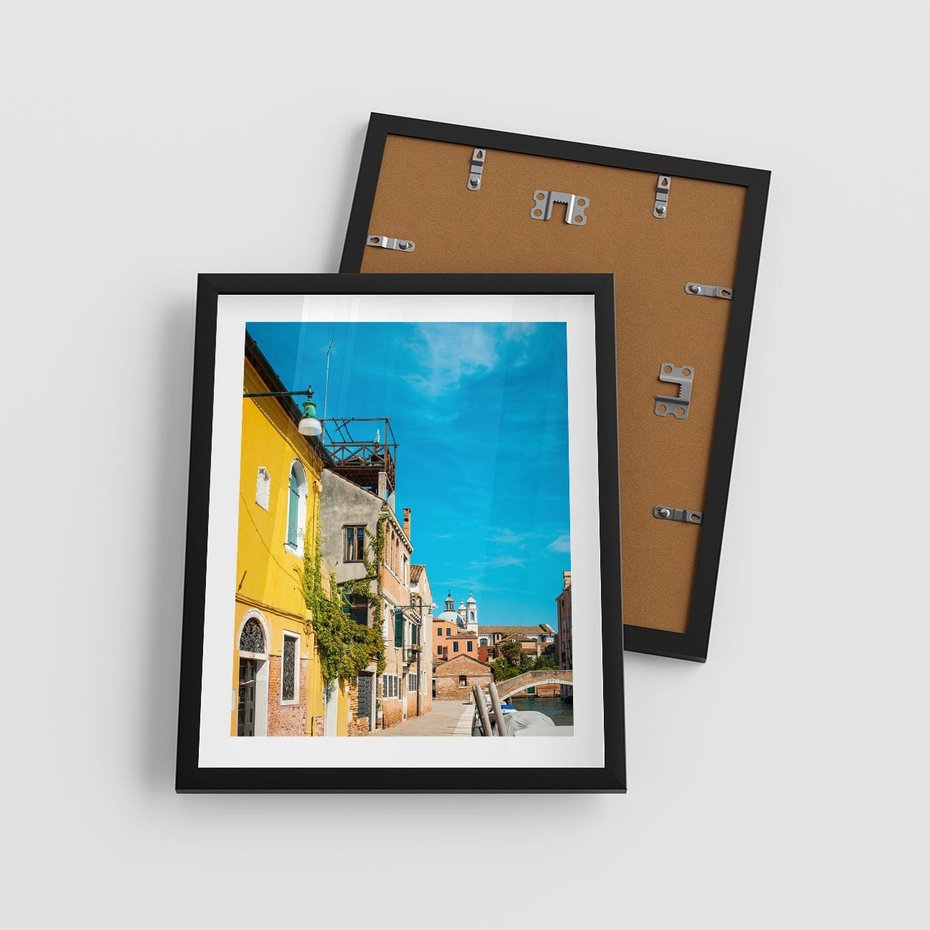 Plakat w ramie 40x50 - Przechadzka w Sercu Miasta - uliczka, perspektywa - rama czarna