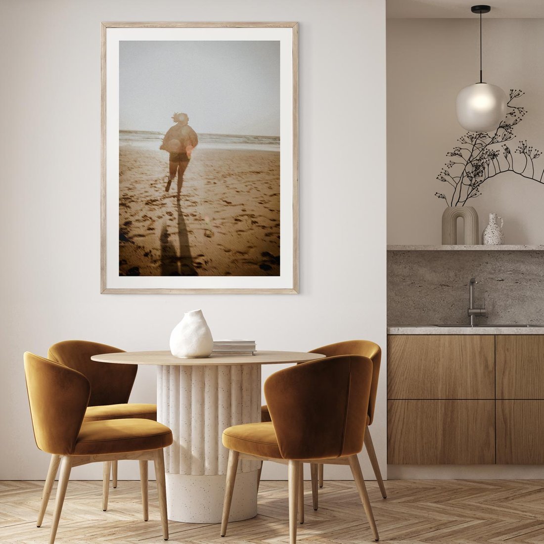 Plakat w ramie 40x50 - O Zachodzie Słońca - klimatyczna fotografia, postać biegnie po plaży - rama drewno