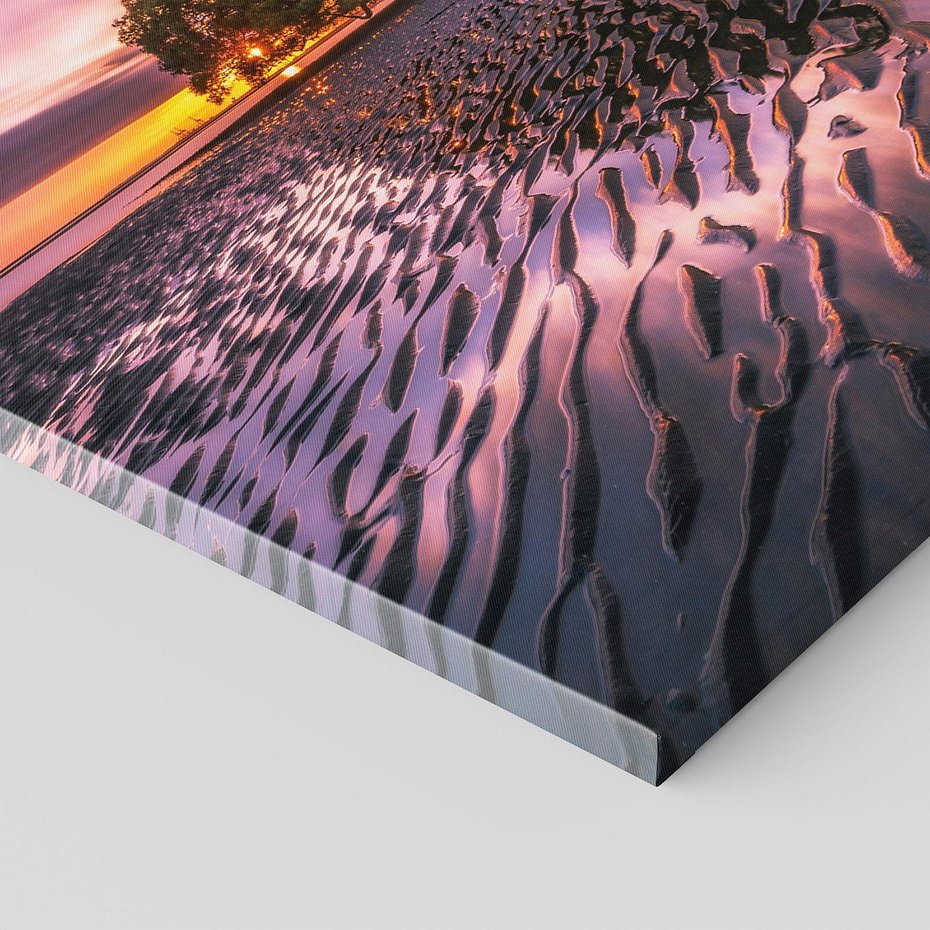 Obraz na płótnie 80x120 - Górska idylla: Domek nad strumykiem - jezioro, wyspa