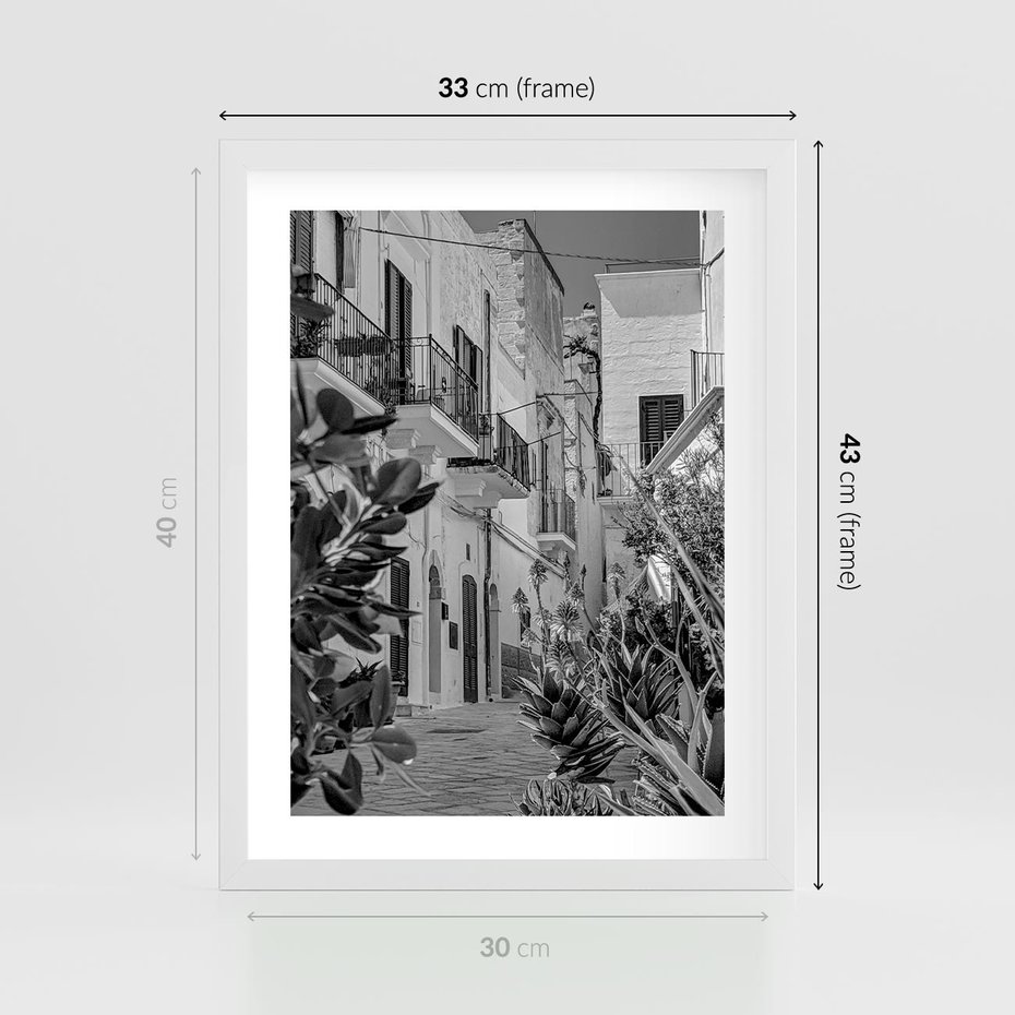 Plakat w ramie 30x40 - Nadmorska Uliczka - czarno białe zdjecie, uliczka w nadmorskim mieście - rama biała