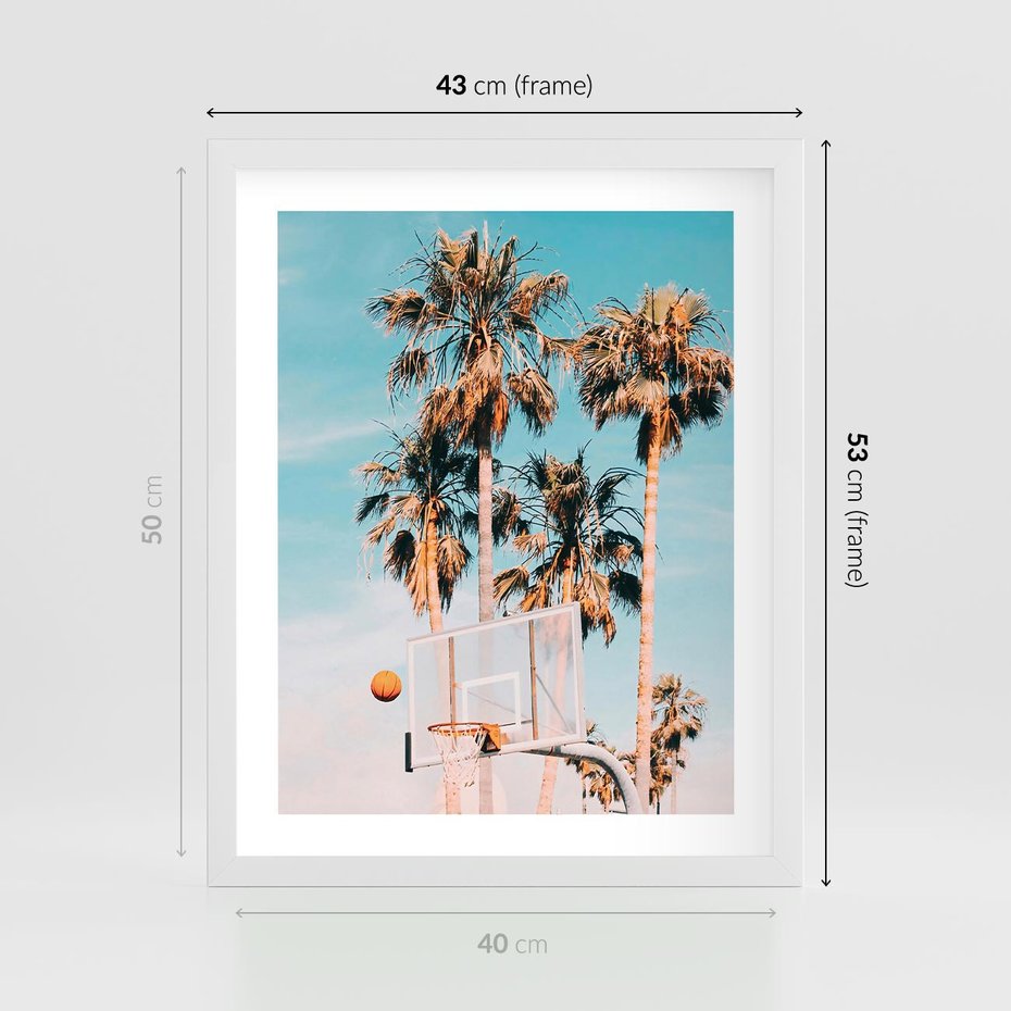 Plakat w ramie 40x50 - Egzotyczna Koszykówka - palmy na tle nieba, koszykówka - rama biała