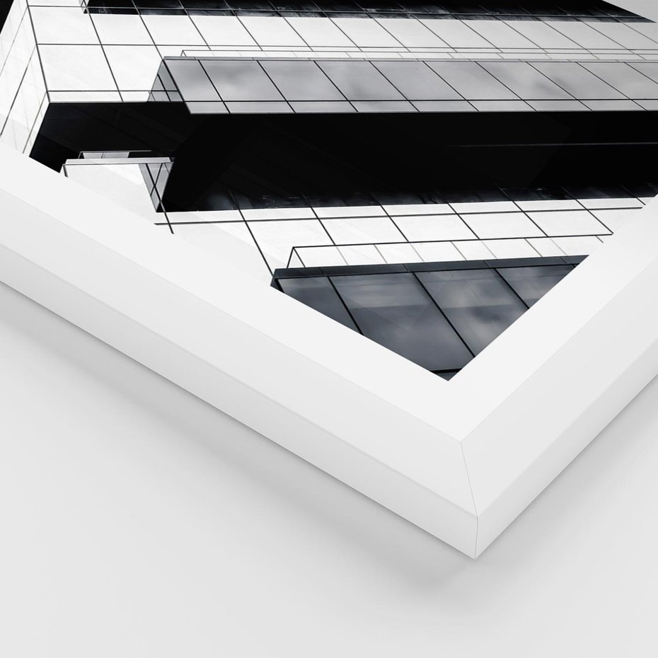 Plakat w ramie 40x50 - Nowoczesna Surowość: Wieżowiec na Czarno-Białej Grafice - architektura, wieżowiec - rama biała