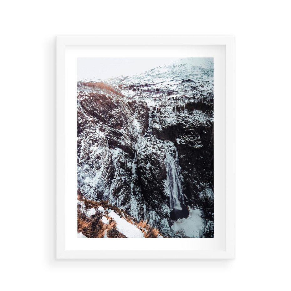 Plakat w ramie 40x50 - Góry w Białym Uroku: Zimowa Sceneria - górski krajobraz, zima - rama biała