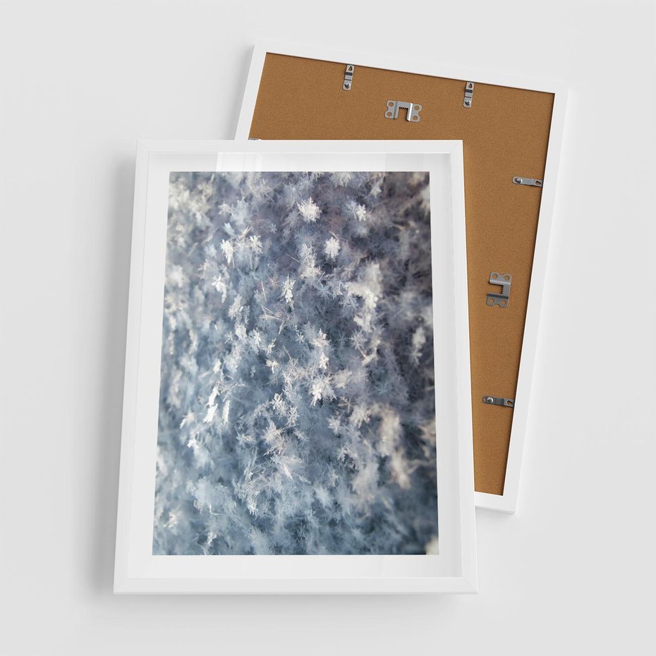 Plakat w ramie 50x70 - Magia Śnieżnych Kryształków - śnieg, szron - rama biała