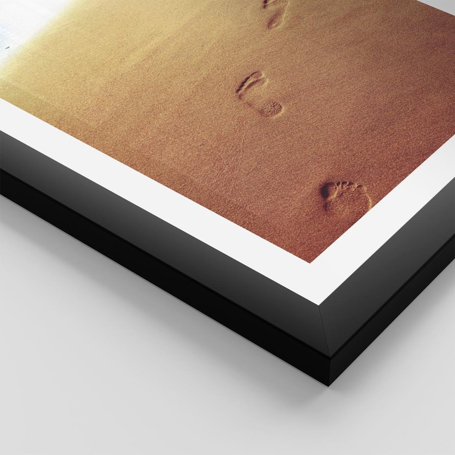 Plakat w ramie 30x40 - Ślad Przygody - ślady, stóp - rama czarna