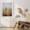 Plakat w ramie 50x70 - O Zachodzie Słońca - klimatyczna fotografia, postać biegnie po plaży - rama biała