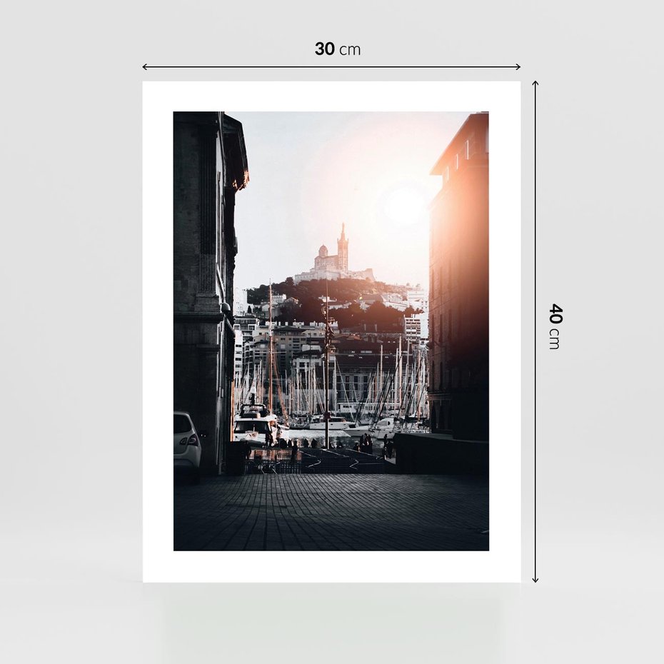 Plakat bez ramy 30x40 - Światło Portowe - czarno białe zdjecie, uliczka w nadmorskim mieście