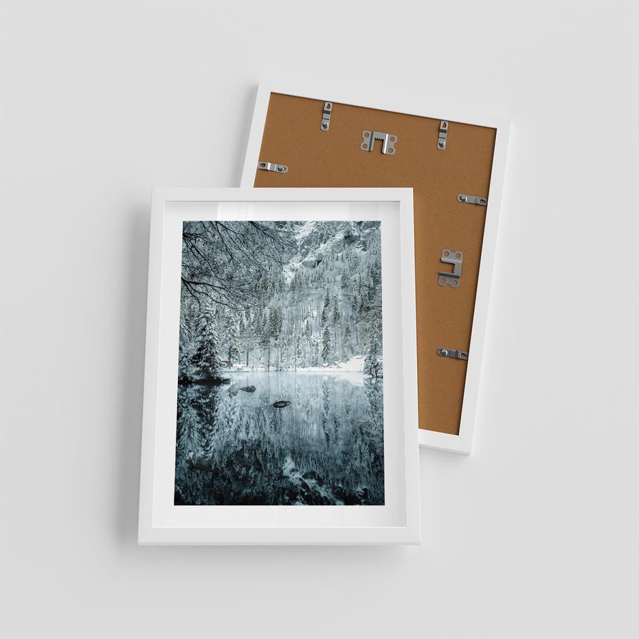 Plakat w ramie 30x40 - Zimowy Raj - zimowy górski krajobraz, jezioro w górach - rama biała