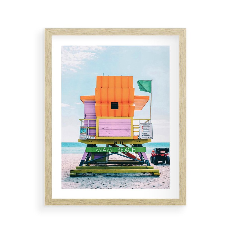 Plakat w ramie 40x50 - Plaża Miami w Słoneczny Dzień - domek ratownika, kolorowy - rama drewno