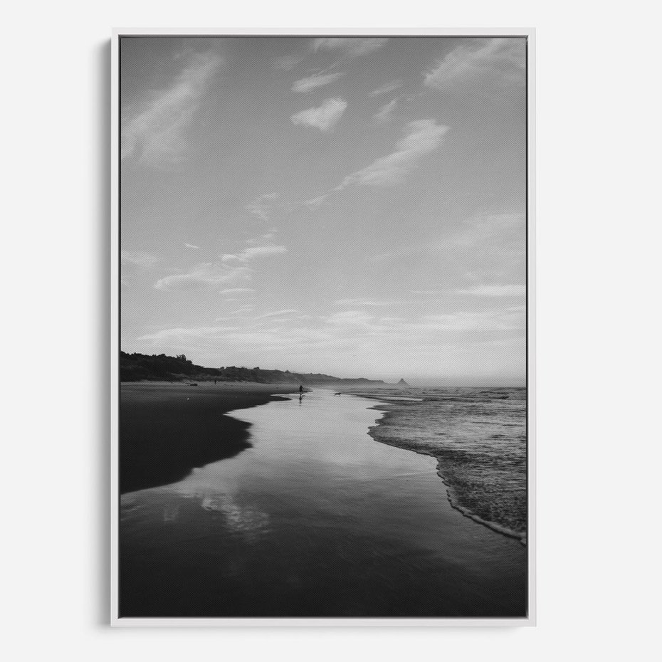 Obraz w ramie 80x120 - Nadmorska Melodia - czarno białe zdjęcie, plaża - rama biała