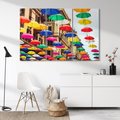 Obraz na płótnie 120x80 - Barwna symfonia wyobraźni - fotografia, kolorowe parasolki podwieszone nad ulicą