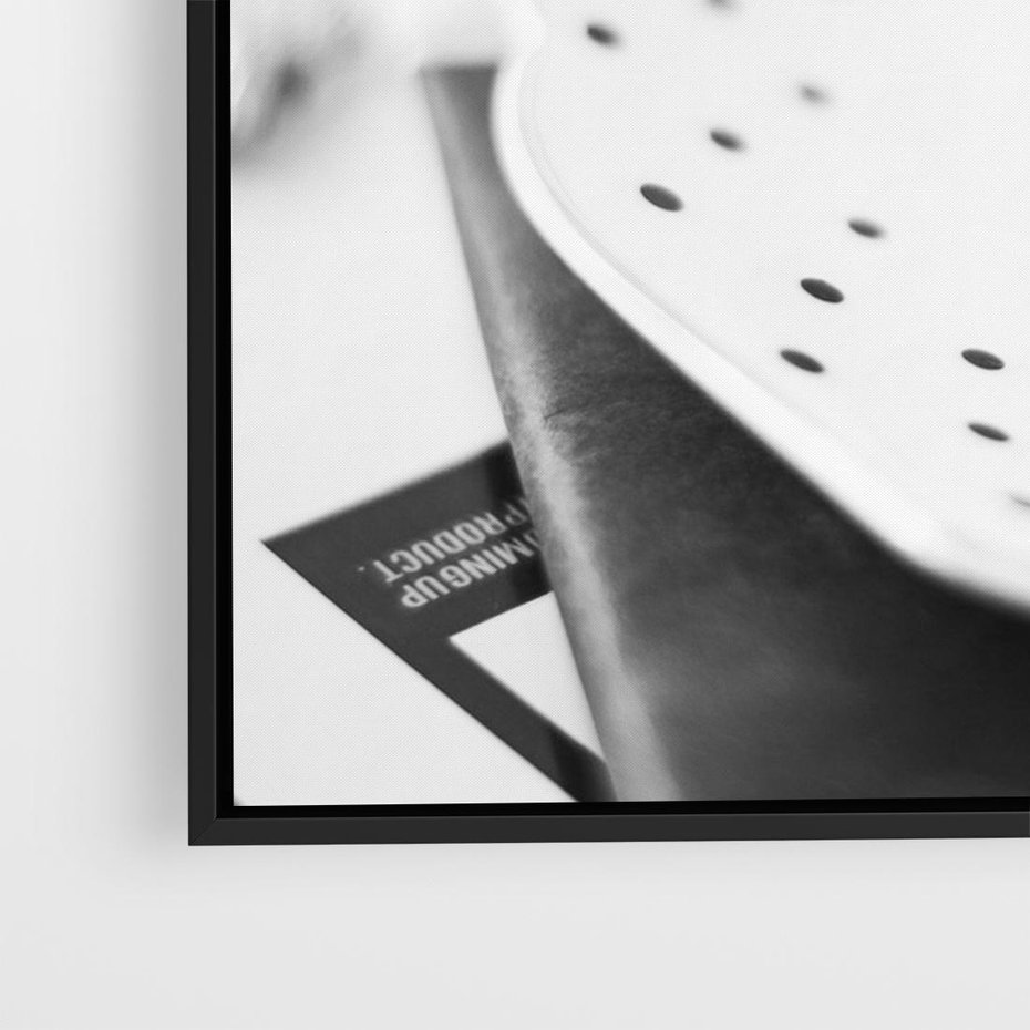 Obraz w ramie 100x70 - Makaroniki w Szarości - czarno biała fotografia, plakat - rama czarna