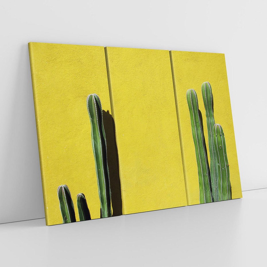 Obraz na płótnie 120x80 - Refleksje w roślinnym odbiciu - zielone kaktusy na tle żółtej ściany, soczyste kolory