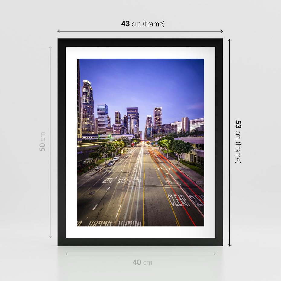 Plakat w ramie 40x50 - Światło nocnej ulicy - miasto, nocą - rama czarna