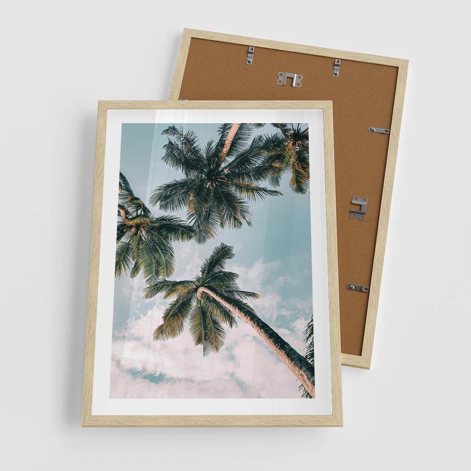 Plakat w ramie 50x70 - Wzrok ku Niebu - palmy na tle nieba, ujęcie z dołu - rama drewno