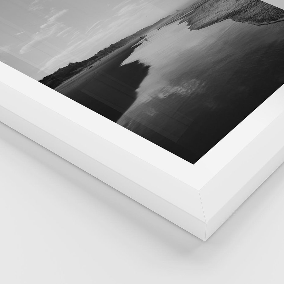 Plakat w ramie 40x50 - Nadmorska Melodia - czarno białe zdjęcie, plaża - rama biała
