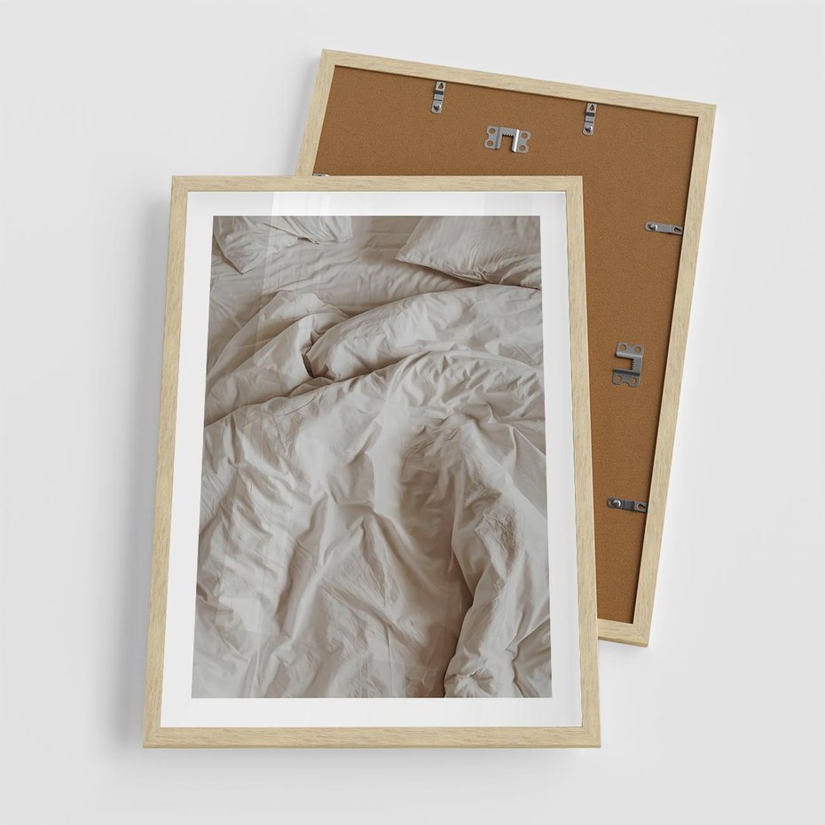 Plakat w ramie 50x70 - Spokojna Noc - biała pościel, zdjęcie do sypialni - rama drewno