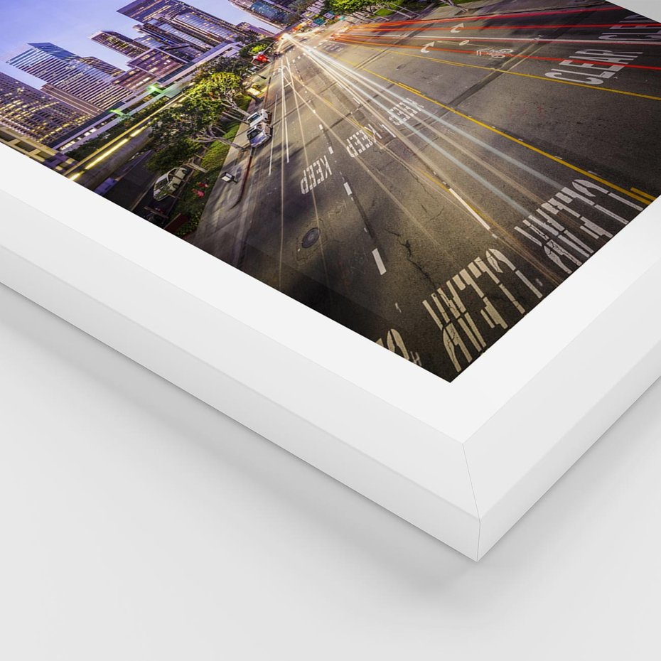 Plakat w ramie 30x40 - Światło nocnej ulicy - miasto, nocą - rama biała