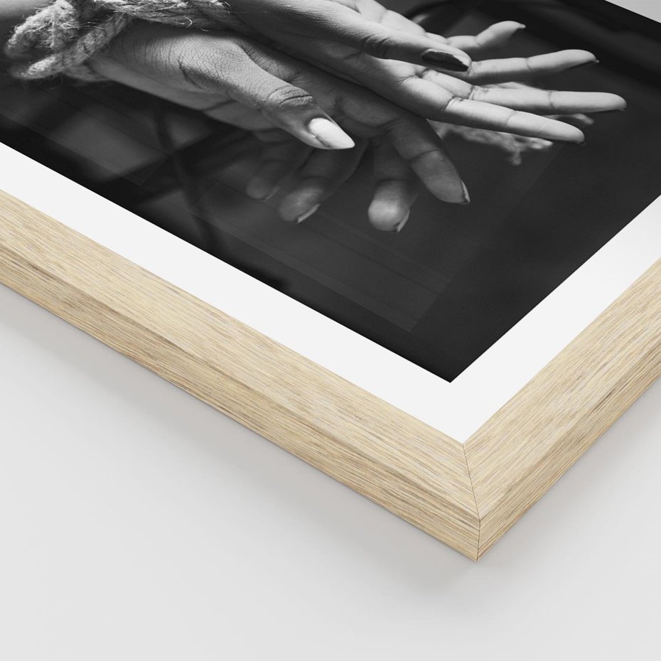 Plakat w ramie 40x50 - Splątane Uczucia - czarno biała fotografia, artystyczna - rama drewno