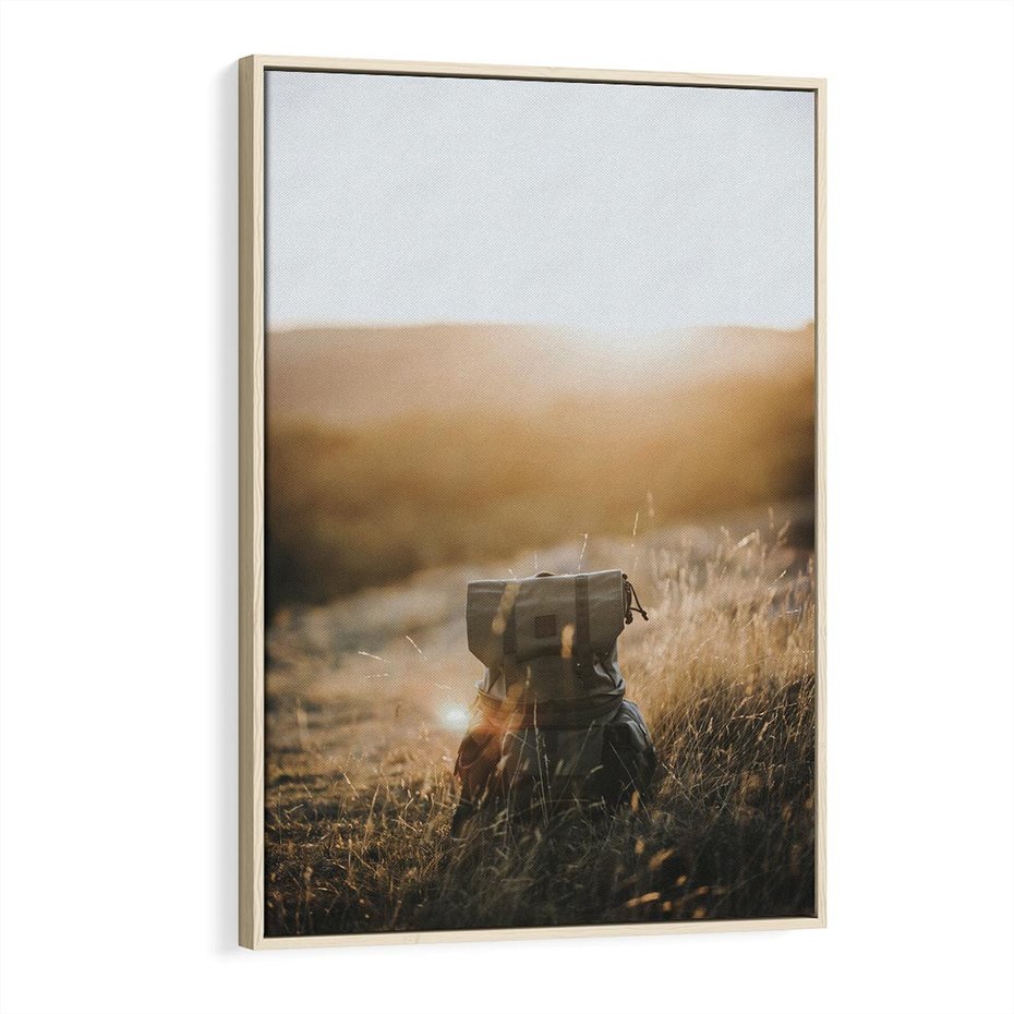 Obraz w ramie 70x100 - Podróżniczy bukiet na łące - plecak, podróż - rama drewno