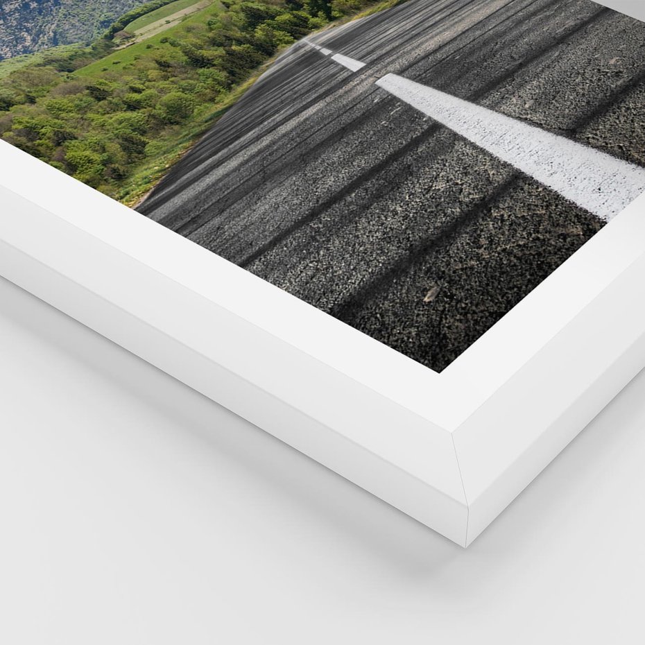 Plakat w ramie 30x40 - Droga przez góry: podróż do przygody - droga, góry - rama biała