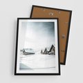 Plakat w ramie 50x70 - Zima w Domkach: Urok Śnieżnej Scenerii - domki w śnieżnym krajobrazie - rama czarna