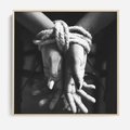 Obraz w ramie 80x80 - Splątane Uczucia - czarno biała fotografia, artystyczna - rama drewno