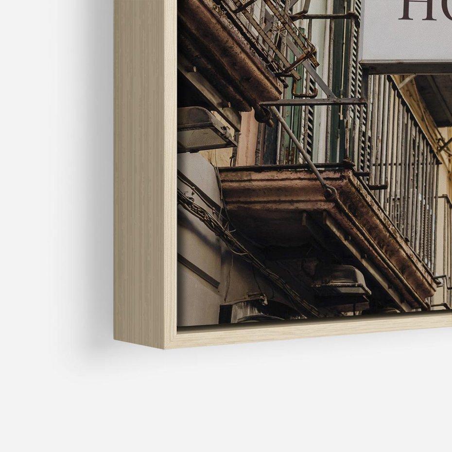 Obraz w ramie 50x50 - Magiczne Spacery - hotel, uliczka - rama drewno