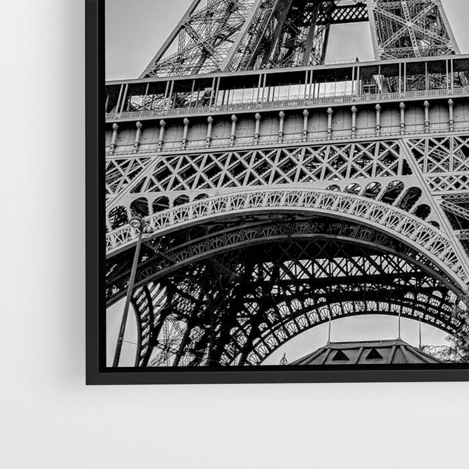 Obraz w ramie 70x100 - Zabawa w Paryżu - czarno białe zdjecie, wieża eiffla - rama czarna