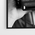 Obraz w ramie 70x100 - Mężczyzna za Aparatem - czarno białe zdjęcie, portret - rama czarna