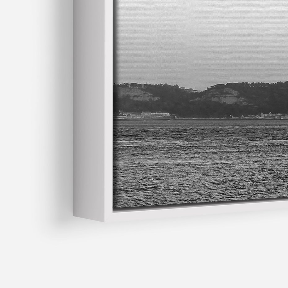 Obraz w ramie 80x120 - Majestatyczny Most - czarno biała fotografia, czerwony stalowy most nad rzeką - rama biała