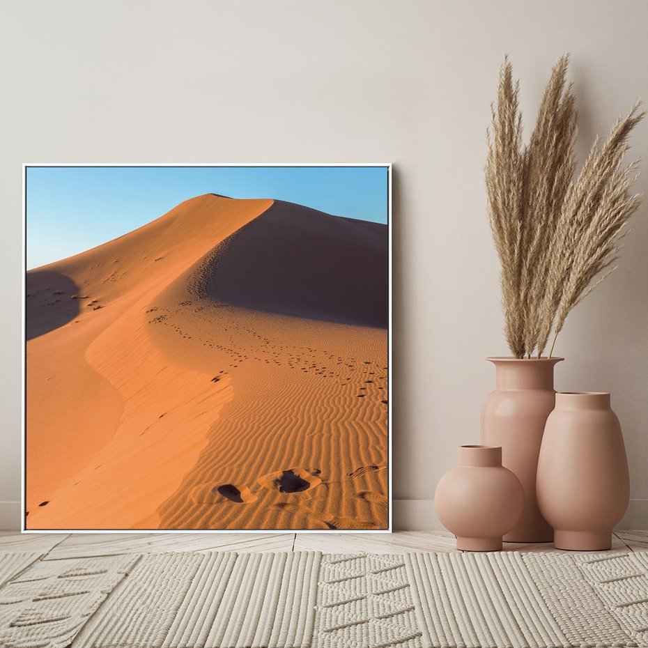 Obraz w ramie 80x80 - Piasek pustyni wędruje - pustynia, piasek - rama biała