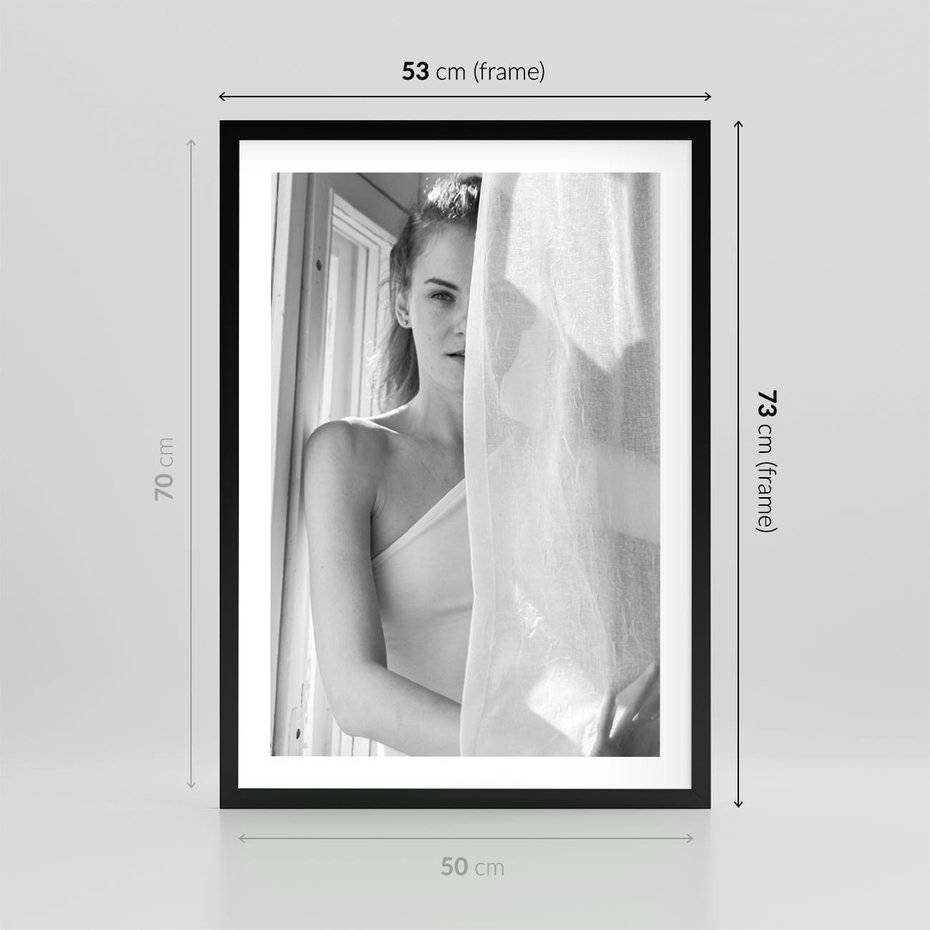 Plakat w ramie 50x70 - Za Firanką - czarno białe zdjecie, piękny portret eterycznej kobiety - rama czarna