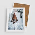 Plakat w ramie 50x70 - Zimowe Ustronie w Lesie - domek w lesie, zimowy las - rama biała