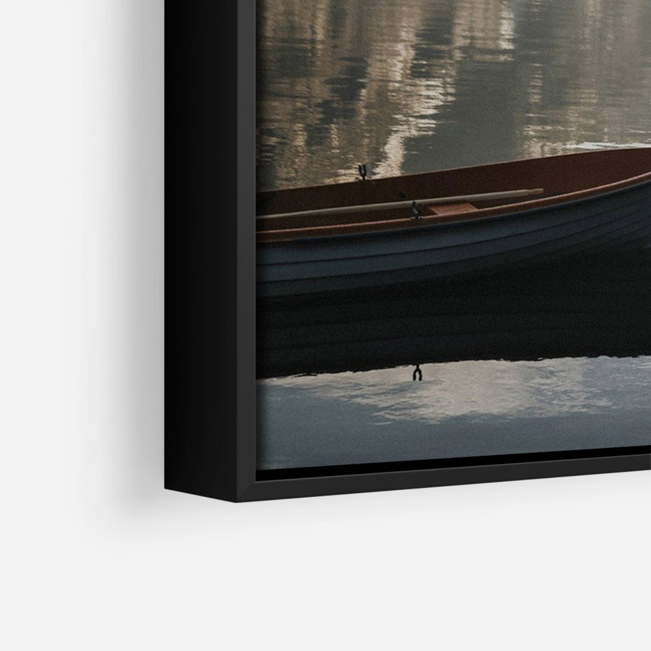 Obraz w ramie 50x70 - Refleksje Natury - morze, łódka - rama czarna