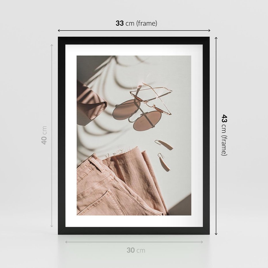 Plakat w ramie 30x40 - Urok Pudrowego Różu - zdjęcie, moda - rama czarna